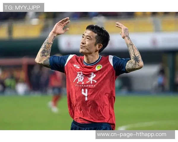 杨一鸣肘击被红牌罚下新鹏城领先后遭遇人数劣势